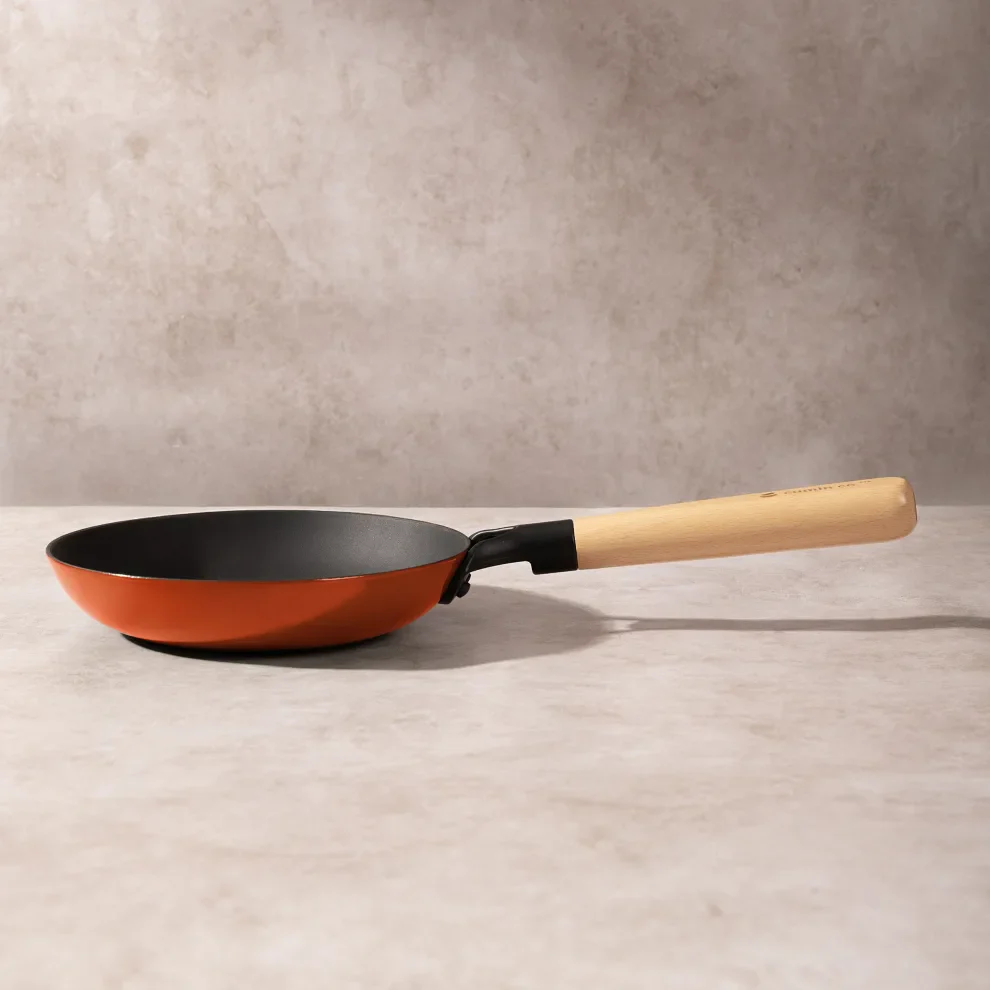 No. 8 Enamel Cast Iron Pan LITE (20cm) - Image 4